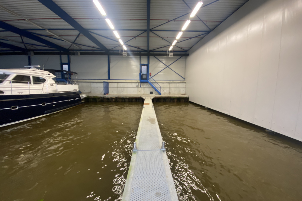 Zu verkaufen oder zu vermieten, Bootshaus in einem der bekanntesten Wassersportorte Frieslands; Lemmer.