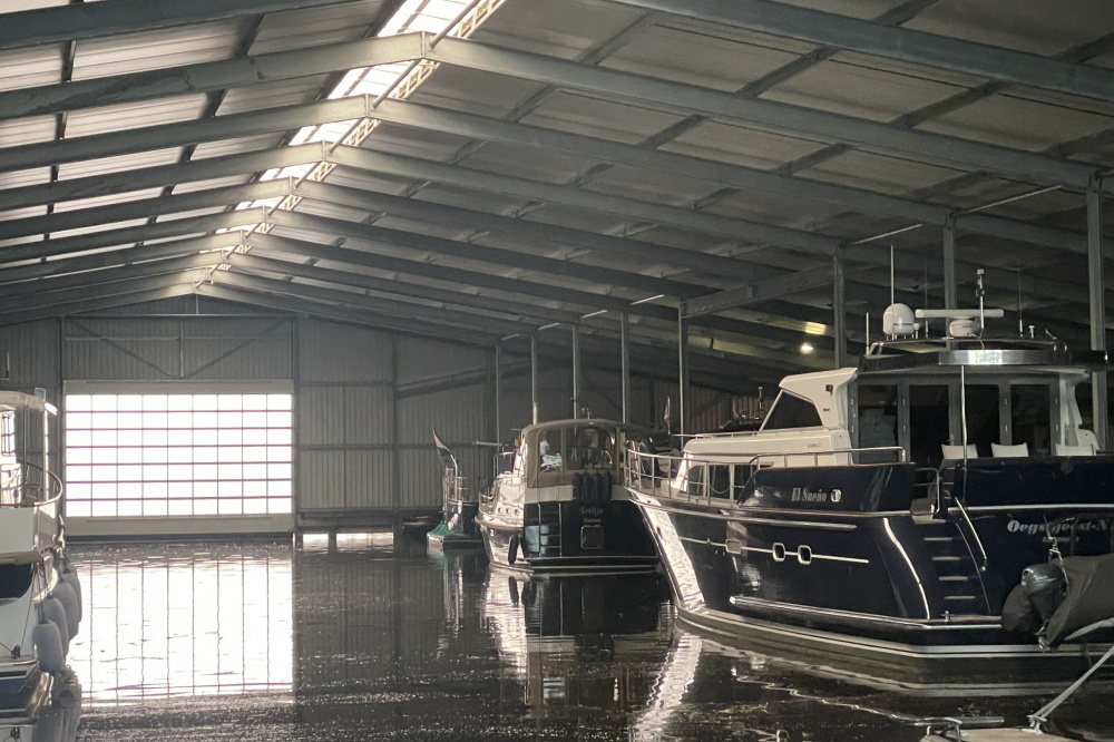 Spacious covered mooring for rent in Ossenzijl.