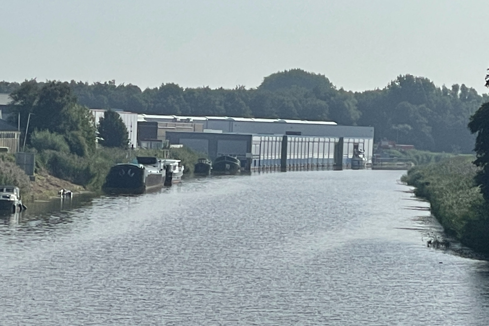 Te koop (K.K.), schiphuis in één van Friesland's bekendste watersportplaatsen; Lemmer.