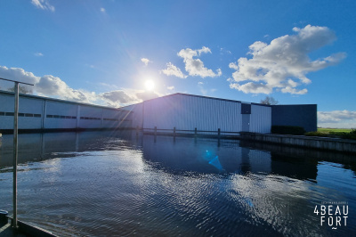 Zu verkaufen (Kosten Käufer) überdachter Liegeplatz mit eigener Garage in Ossenzijl.